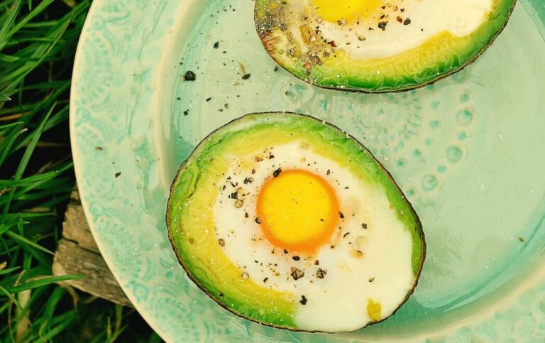 Spicy Baked Eggs in Avocado